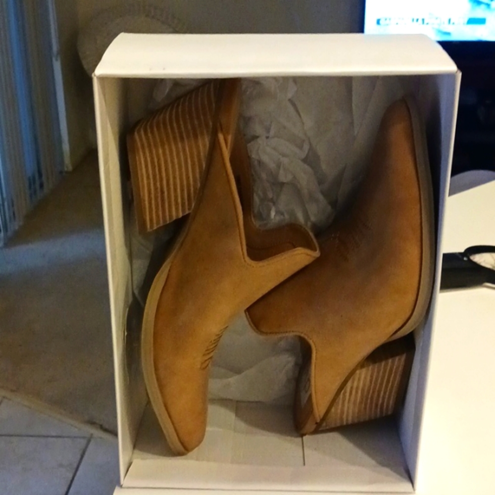 Tan Dolce Vita western mules, size 9
